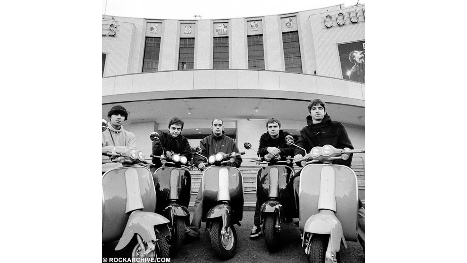Gli Oasis su scooter Italjet Velocifero davanti all'Earls Court di Londra nel 1995.