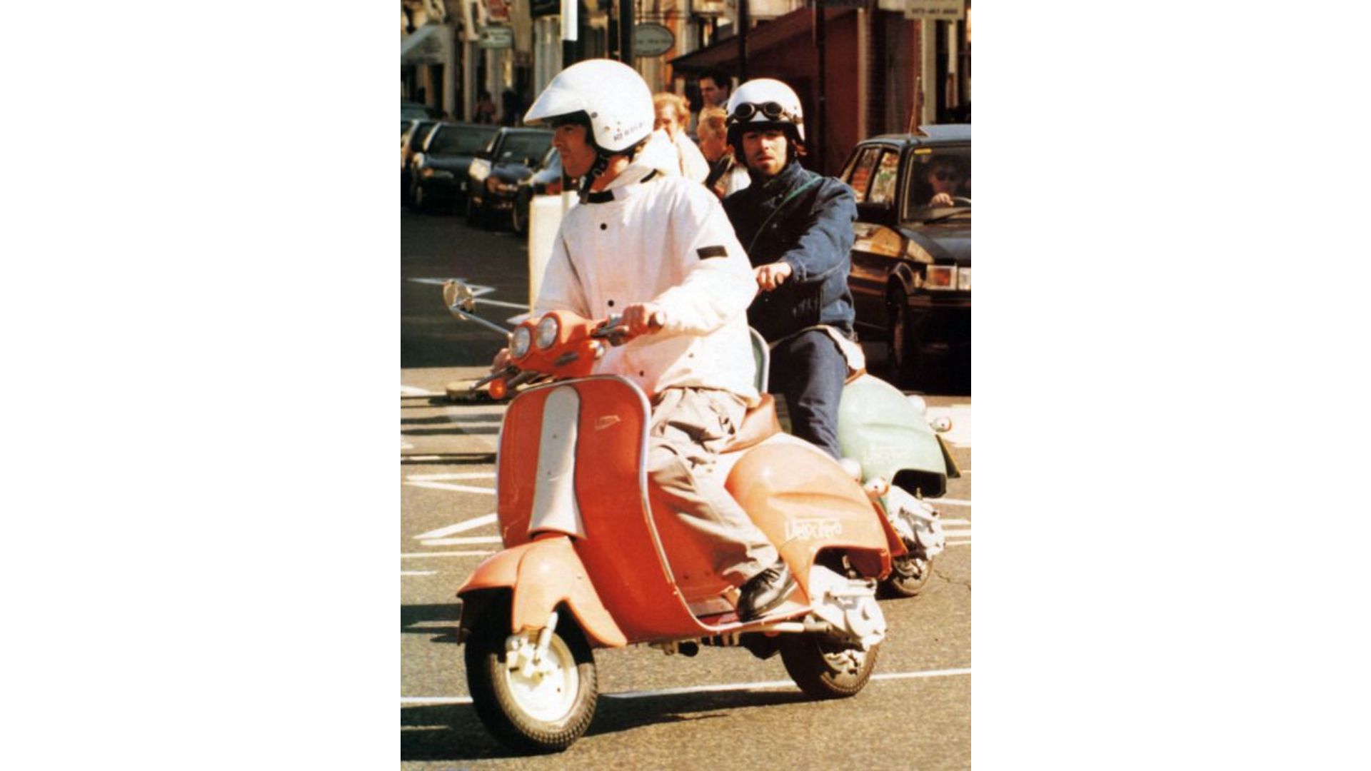 Liam e Noel Gallagher degli Oasis su uno scooter vintage negli anni '90.