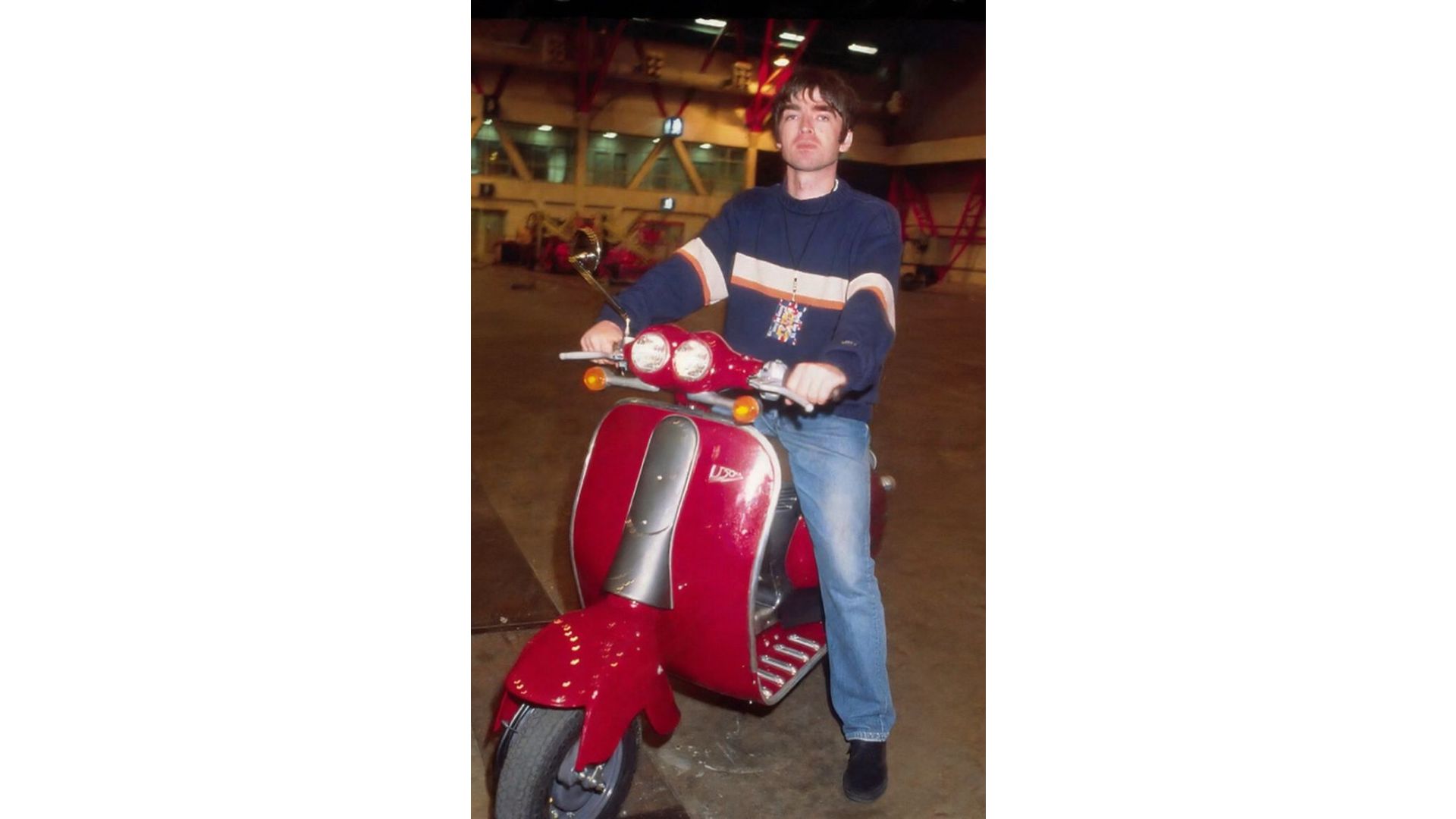 Noel Gallagher degli Oasis a bordo del suo Italjet Velocifero.