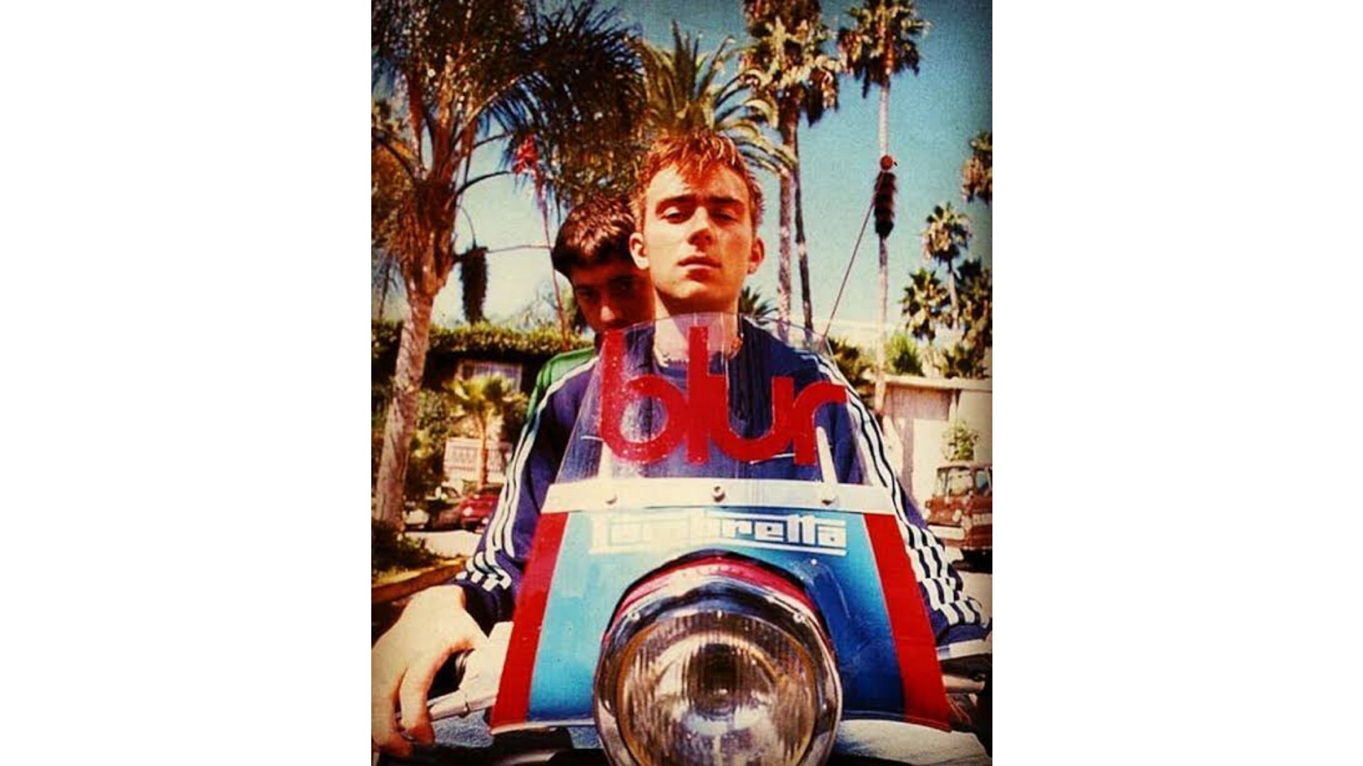 Damon Albarn dei Blur a bordo di uno scooter con logo Blur.