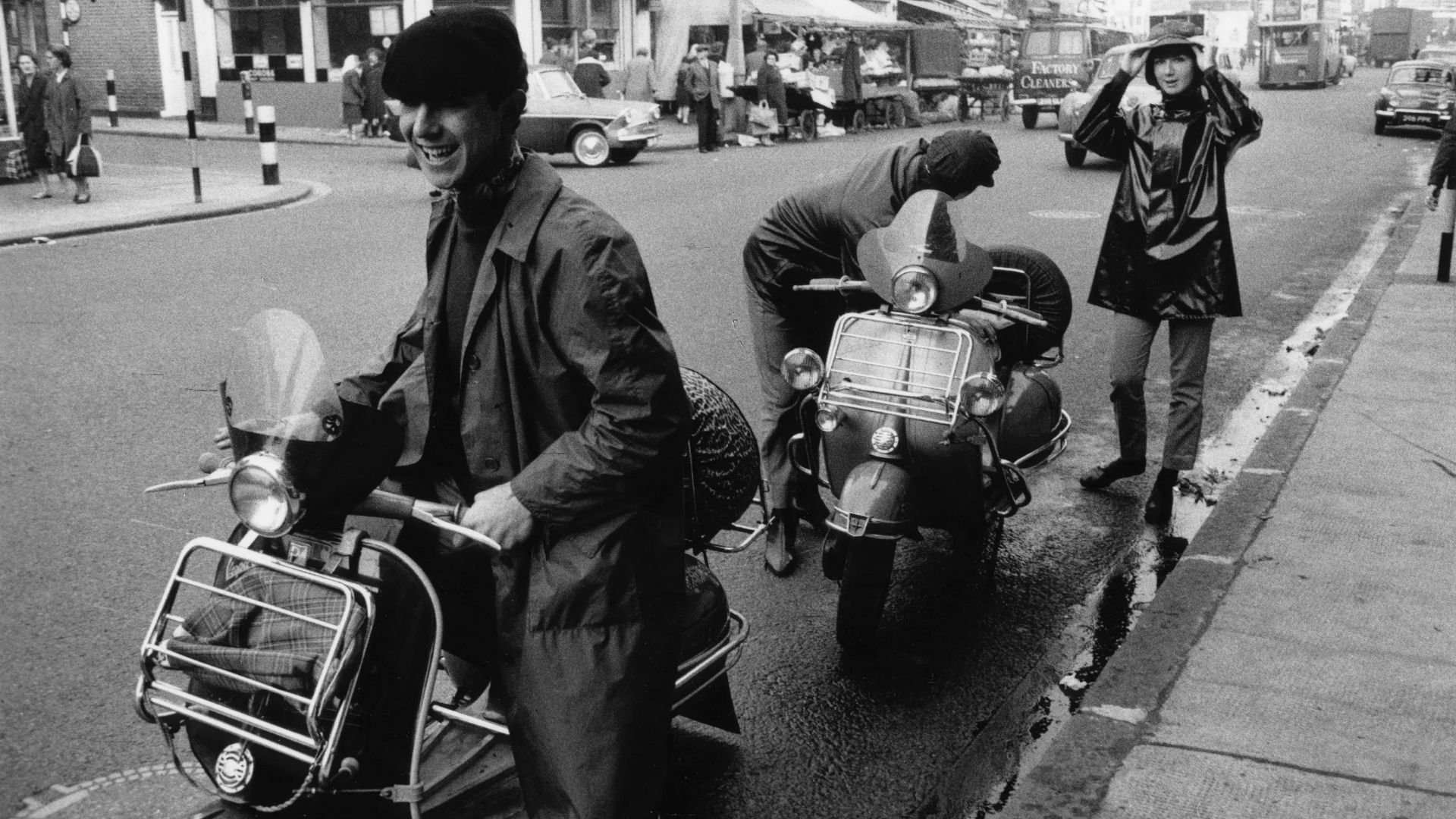 Gruppo di Mod anni '60 su scooter accessoriati con fari e specchietti.