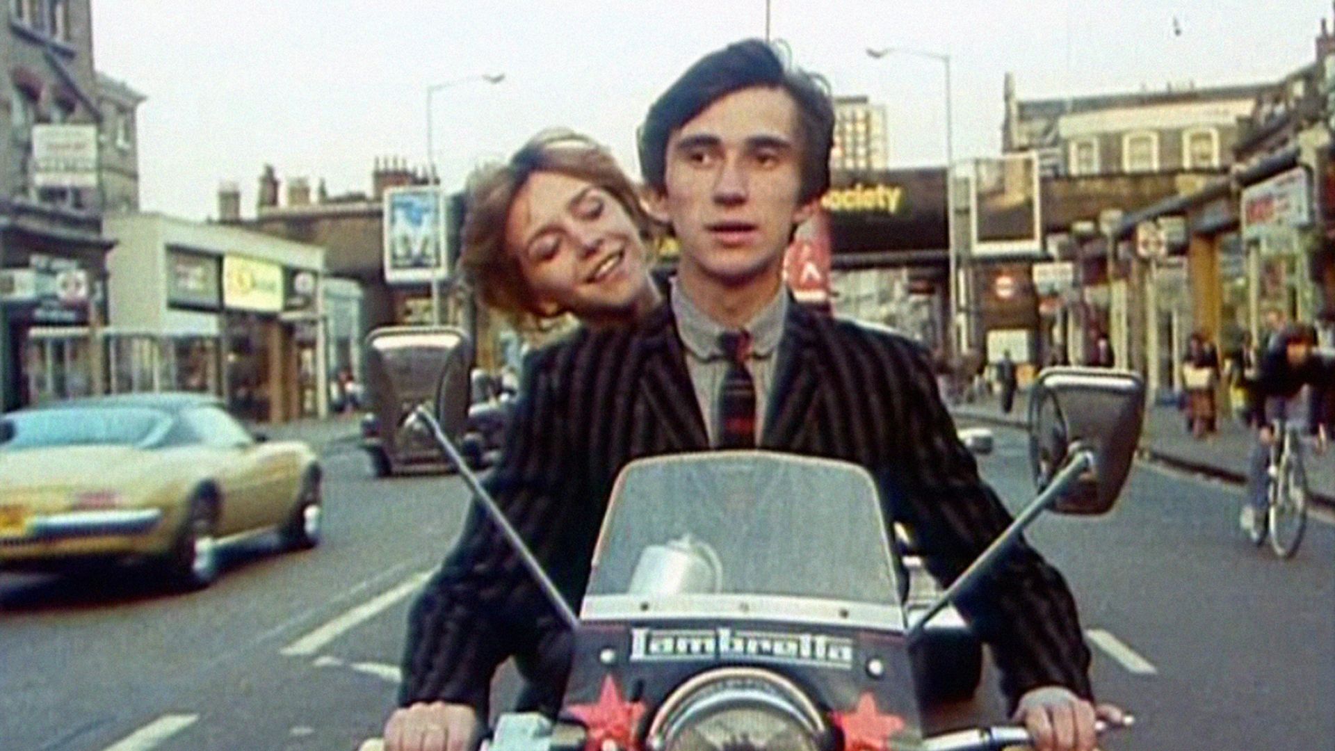 Phil Daniels e Leslie Ash su uno scooter Lambretta in una scena del film cult Quadrophenia (1979).