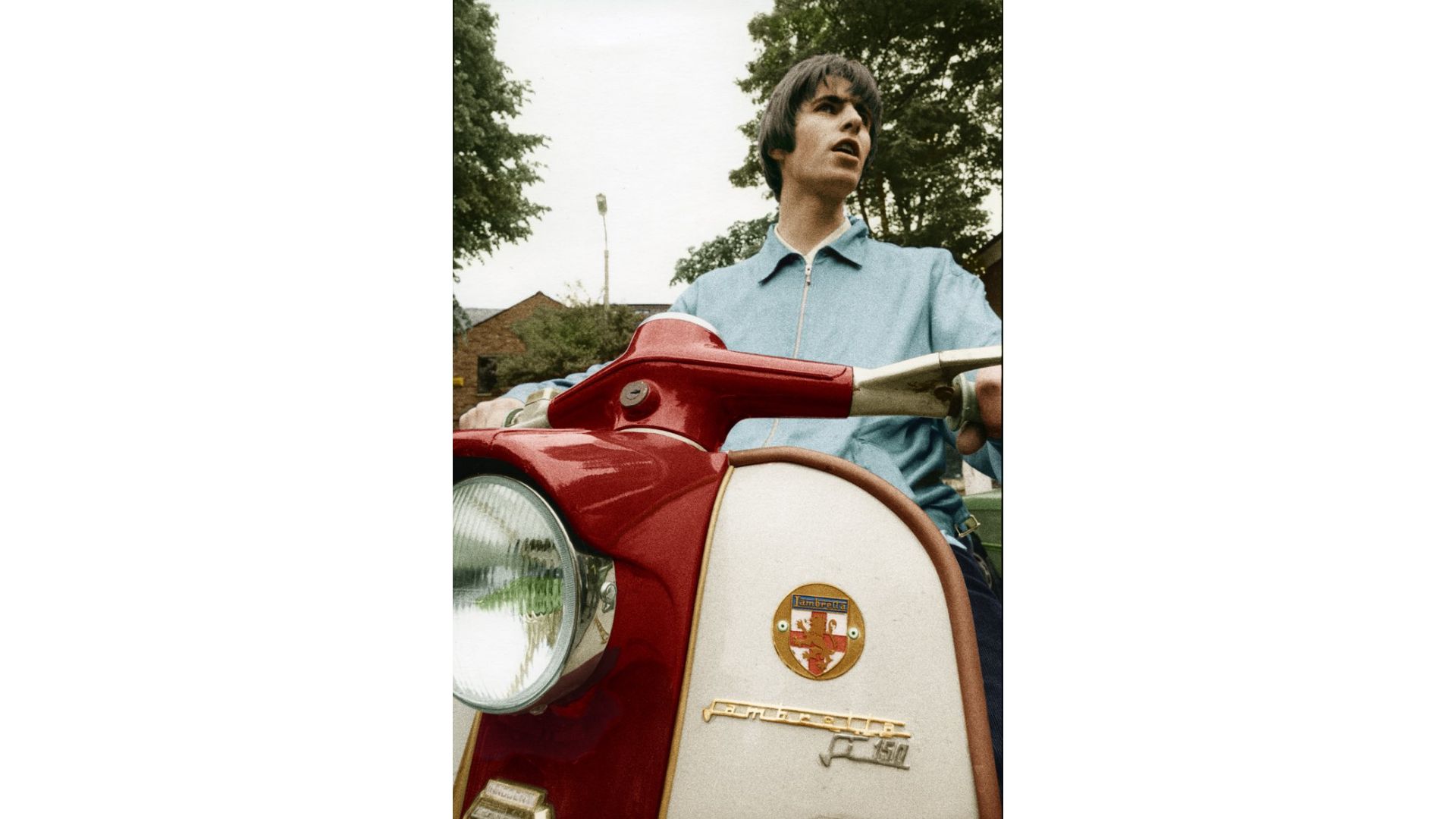 Liam Gallagher degli Oasis su uno scooter Lambretta 150 vintage.