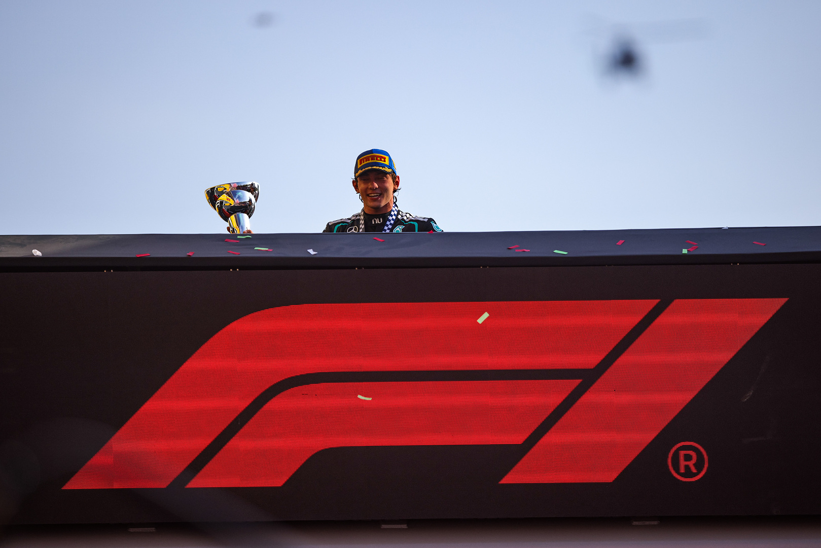 Kimi Antonelli col trofeo del GP di Monza.