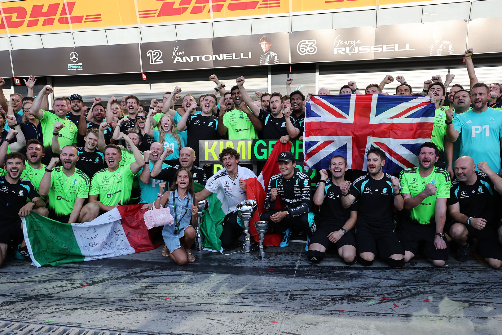 Festa nel paddock per Kimi Antonelli e il suo team.