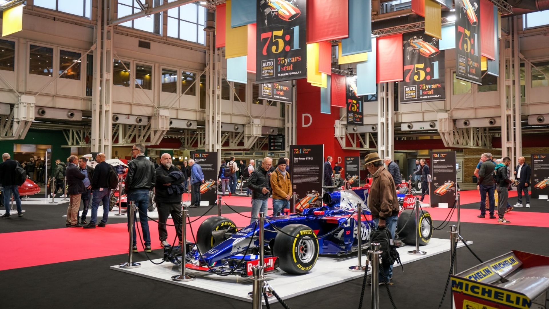 Monoposto Formula 1 Scuderia Toro Rosso STR12 in esposizione alla mostra per i 75 anni della Formula 1 al salone Auto e Moto d'Epoca.
